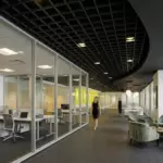 Потолок Грильято GL15 150x150 черный в офисе